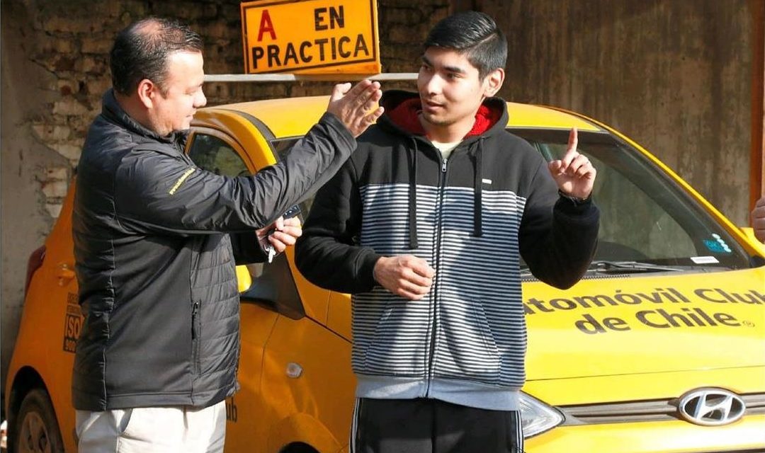 Automóvil Club de Chile y SENADIS realizan cursos de conducción para personas sordas en Talca