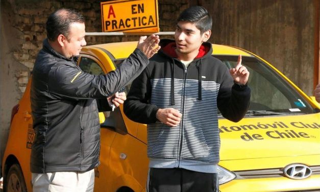 Automóvil Club de Chile y SENADIS realizan cursos de conducción para personas sordas en Talca